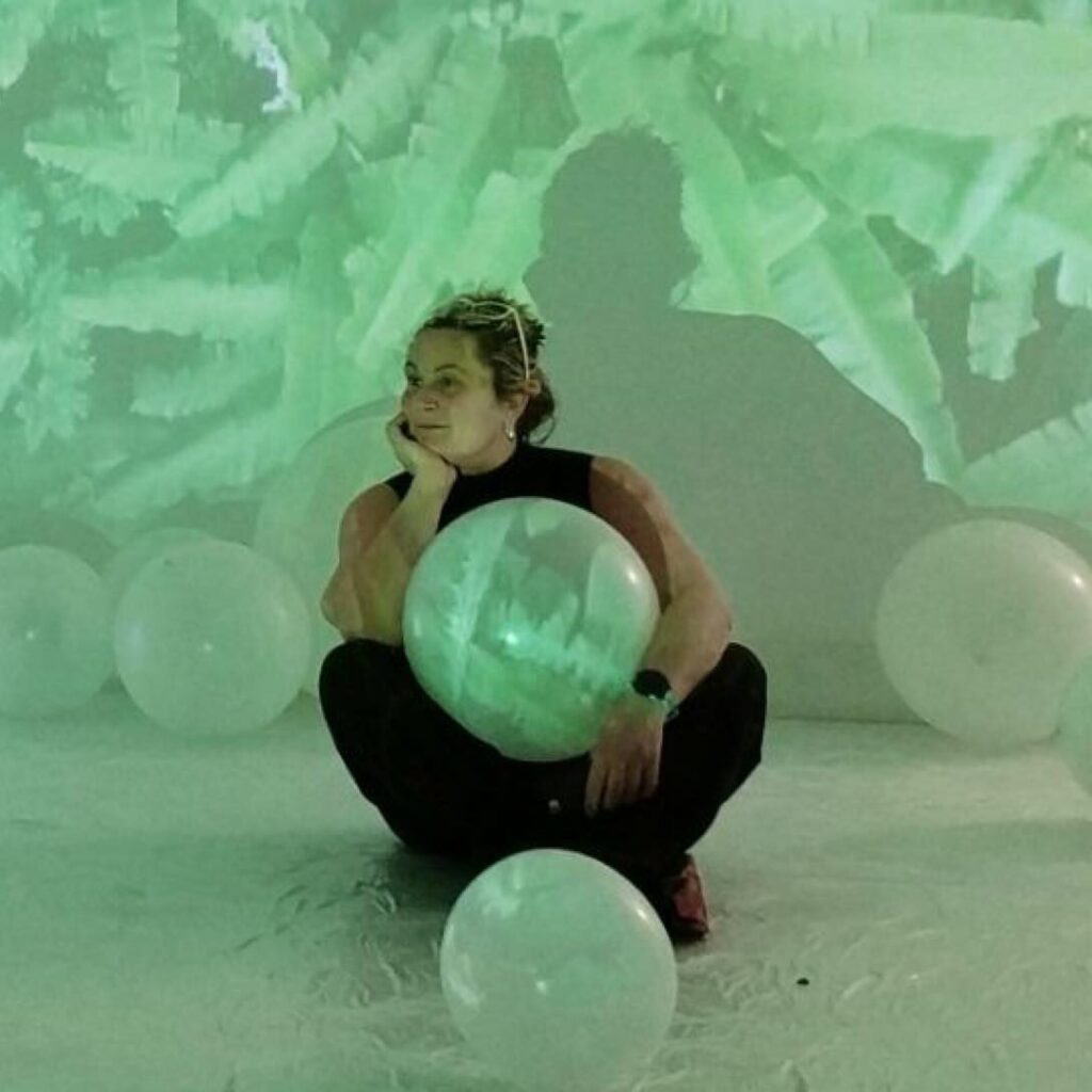 Valeria Fraschini di Avigliana Party tra palloncini verde menta, con un palloncino tra le mani.