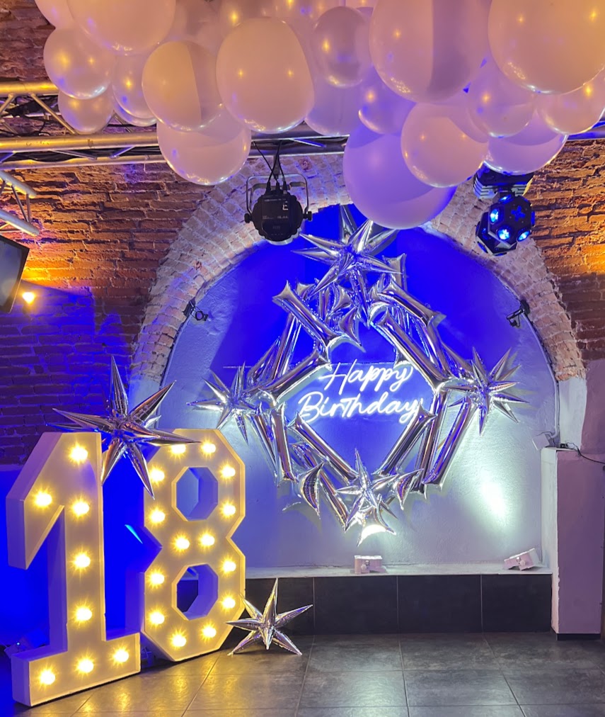 Allestimento 18 anni a Giaveno con numero luminoso e scenografia balloon design