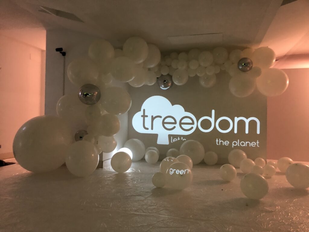 Installazione scenografica con balloon design per evento aziendale Treedom