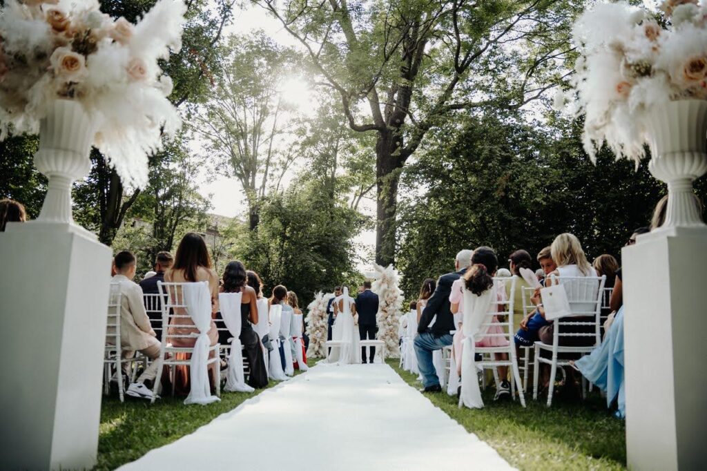 Allestimento matrimonio a Giaveno con scenografia per cerimonia all'aperto
