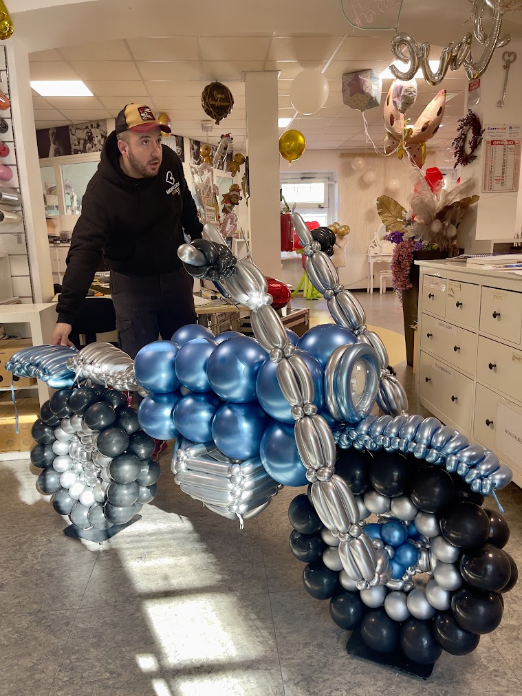 Allestimento compleanno a Giaveno con moto in balloon art personalizzata
