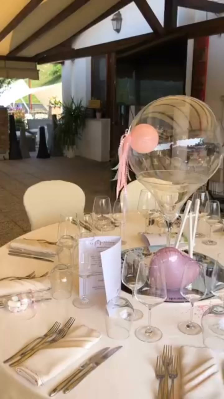 Quando il palloncino entra nella progettazione della tavola, cambia completamente linguaggio.
Trasparenze, riflessi, leggerezza e piccoli accenti cromatici diventano parte della mise en place, senza appesantirla.
Per questo allestimento abbiamo lavorato con bubble trasparenti personalizzate, integrate nei centrotavola a specchio: una soluzione pulita e contemporanea, studiata per mantenere libera la visuale tra gli ospiti e dialogare con la luce naturale della location.
Avigliana Party | Balloon Design & Event Styling
Progettazione e allestimenti su misura.
Ricevo su appuntamento nello studio di Avigliana, Corso Laghi 213.
Prenota una consulenza progettuale
#AviglianaParty #BalloonDesign #EventStyling #TableSetting #Centrotavola #BubbleBalloon #AllestimentiEventi #EventDesign #MiseEnPlace #TorinoEventi Valeria Fraschini